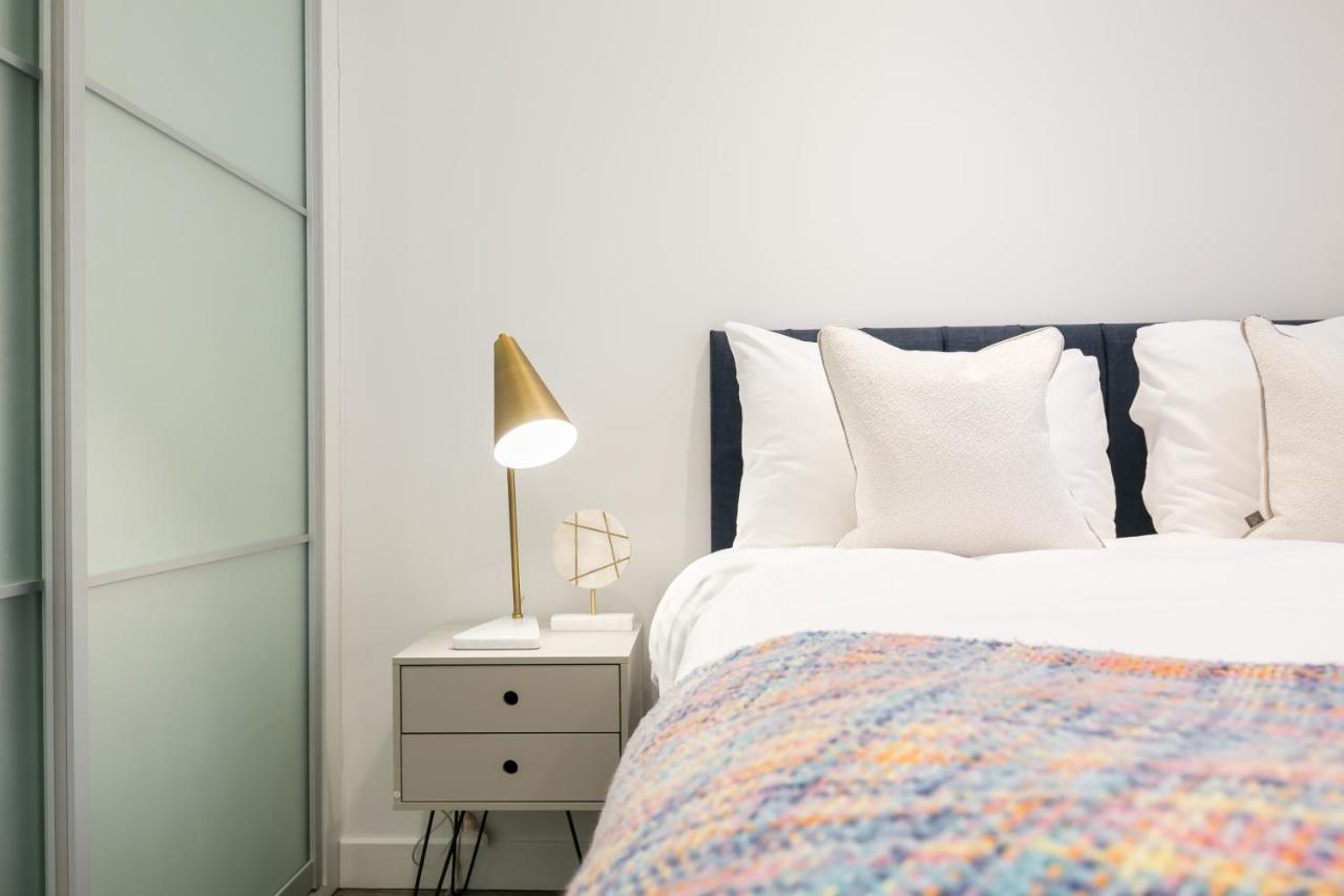 Urban Chic - Rathbone Apartment Лондон Екстериор снимка